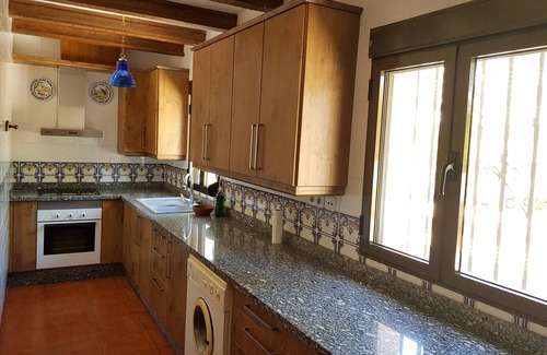 Yecla Chalet De Esquí | Casa con piscina, barbacoa y jardín privado, de uso exclusivo del inquilino.