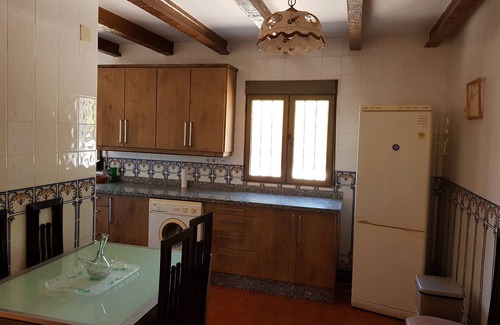 Yecla Chalet De Esquí | Casa con piscina, barbacoa y jardín privado, de uso exclusivo del inquilino.