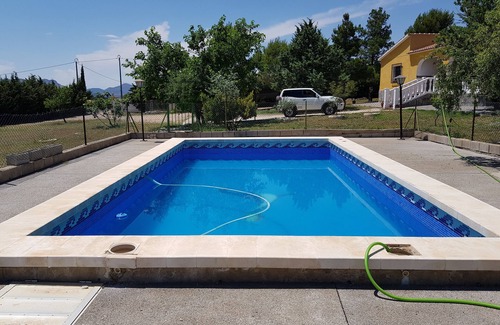 Yecla Chalet De Esquí | Casa con piscina, barbacoa y jardín privado, de uso exclusivo del inquilino.