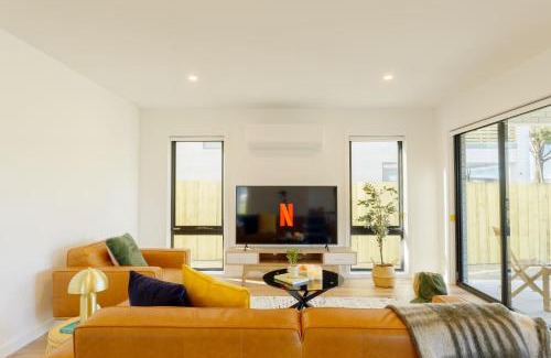 Austins Ferry Casa | Hobart Luxury Waterfront Retreat 4BR Award-Winning Stay
