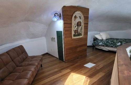 Arlington Cabaña | Hobbit Hole on 15 acres