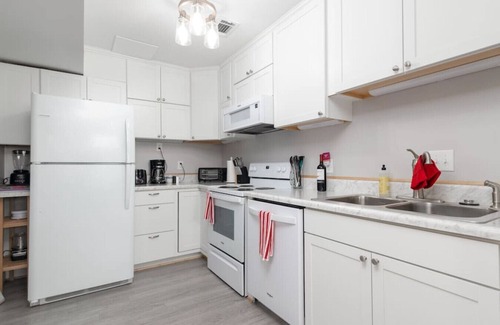 Grissom - Highland Apartamento | Hokie Townhouse Amazing Location + Pool Access