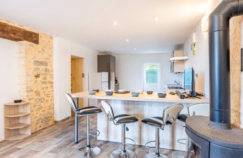 Saint-Martin-des-Fontaines Casa | Holiday Home 'Gite Les Garnes 4 Personnes' with Private Terrace, Private Garden and Wi-Fi