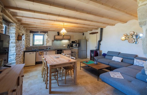 Saint-Sauveur-de-Cruzieres Casa | Casa de vacaciones 'Gîte Les Vignes Au Mas Dujau' con piscina compartida, Wi-Fi y aire acondicionado