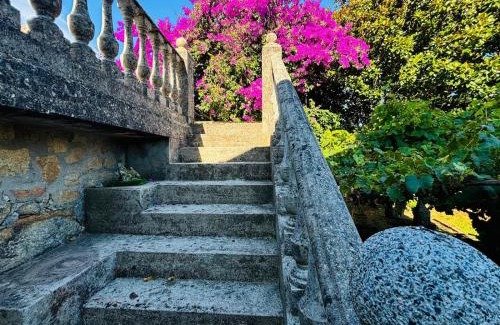 Sabaris Apartamento | Holibai, Miña Xoia, Villa con historia y jardín exquisito en Galicia