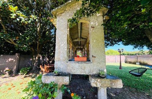 Sabaris Apartamento | Holibai, Miña Xoia, Villa con historia y jardín exquisito en Galicia