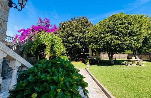Sabaris Apartamento | Holibai, Miña Xoia, Villa con historia y jardín exquisito en Galicia