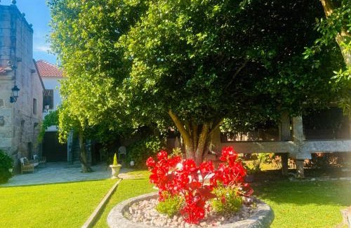 Sabaris Apartamento | Holibai, Miña Xoia, Villa con historia y jardín exquisito en Galicia