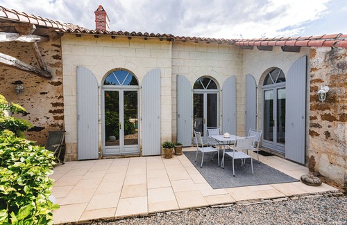 Saint-Laurent-de-la-Salle Casa | Casa de vacaciones 'Logis La Tour - Gîte Orangerie' con piscina privada, terraza privada y Wi-Fi