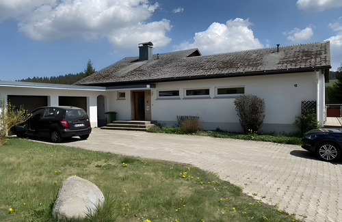 Schoenwald Casa | Casa de vacaciones 'Gutach' con vistas a la montaña, jardín compartido y Wi-Fi