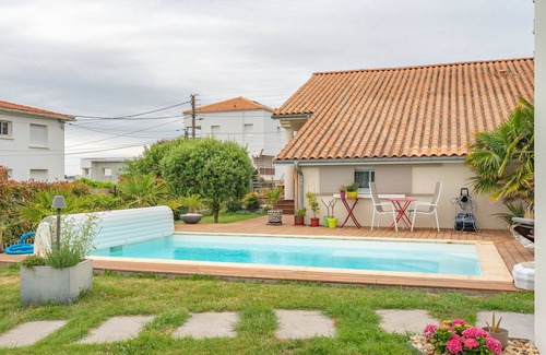 Saint-Georges-de-Didonne Casa | Casa de vacaciones 'De La Crete' con vistas al mar, piscina compartida y Wi-Fi
