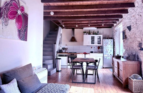 Saint-Vincent-de-Mercuze Casa | Holiday Home 'Casa Mialy - Clim Wifi Terrasse' with Mountain View, Wi-Fi and Air Conditioning