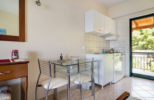 Mikros Gialos Apartamento | Apartamento vacacional "Vardia studio A" con vistas al mar, Wi-Fi y balcón