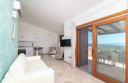 Santa Teresa di Gallura Apartamento | Apartamento vacacional "Stella Maris" con vistas al mar, piscina compartida y terraza privada