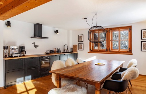 Sankt Anton am Arlberg Apartamento | Apartamento vacacional 'Chalet Flocke - Sternschnuppe' con vistas a la montaña, balcón y Wi-Fi