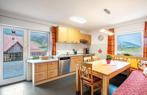 Elzach Apartamento | Apartamento vacacional 'Mohnblume' con vistas a la montaña, terraza privada y Wi-Fi