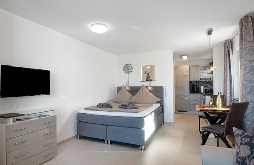 Unteruhldingen Apartamento | Apartamento vacacional 'Krautter' con vistas al lago, terraza privada y jardín comunitario