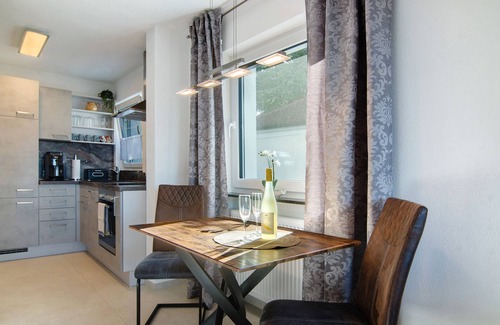 Unteruhldingen Apartamento | Apartamento vacacional 'Krautter' con vistas al lago, terraza privada y jardín comunitario