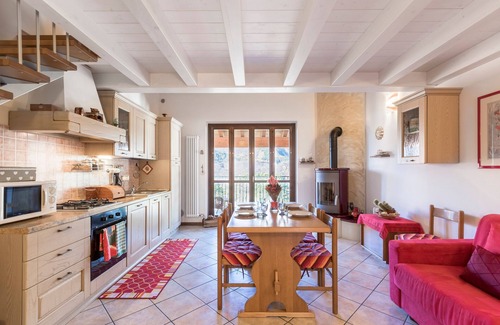 Ferrara di Monte Baldo Apartamento | Apartamento vacacional "Rosalba" al pie del Monte Baldo con balcón y vistas