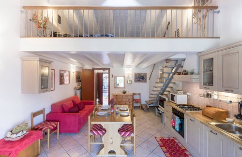 Ferrara di Monte Baldo Apartamento | Apartamento vacacional "Rosalba" al pie del Monte Baldo con balcón y vistas