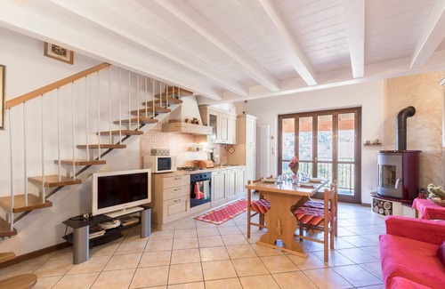 Ferrara di Monte Baldo Apartamento | Apartamento vacacional "Rosalba" al pie del Monte Baldo con balcón y vistas