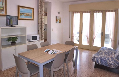 Lignano Sabbiadoro Apartamento | Apartamento vacacional con balcón y aire acondicionado