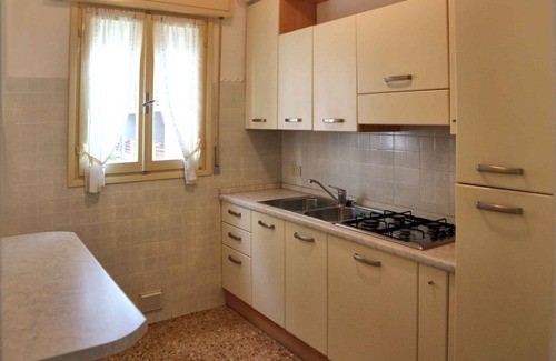 Lignano Sabbiadoro Apartamento | Apartamento vacacional con balcón y aire acondicionado