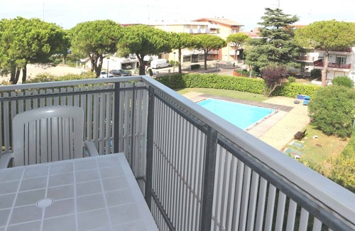 Lignano Sabbiadoro Apartamento | Apartamento vacacional con balcón y piscina