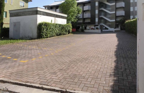 Lignano Sabbiadoro Apartamento | Apartamento vacacional con balcón y piscina