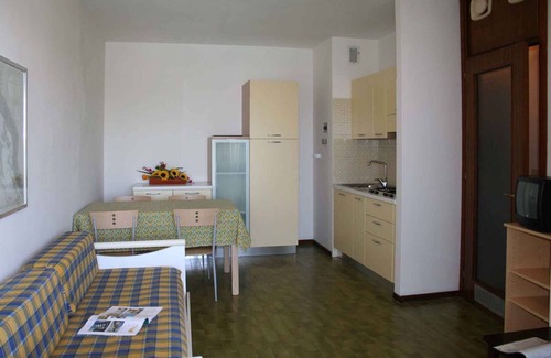 Lignano Sabbiadoro Apartamento | Apartamento vacacional con balcón y piscina
