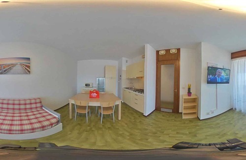 Lignano Sabbiadoro Apartamento | Apartamento vacacional con balcón y piscina