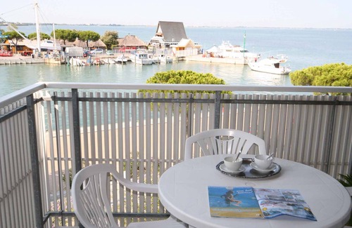 Lignano Sabbiadoro Apartamento | Apartamento vacacional con balcón y piscina
