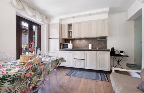 Mandello del Lario Apartamento | Apartamento vacacional "Lario Le Coccinelle Home" con vistas al lago de Como, balcón y Wi-Fi