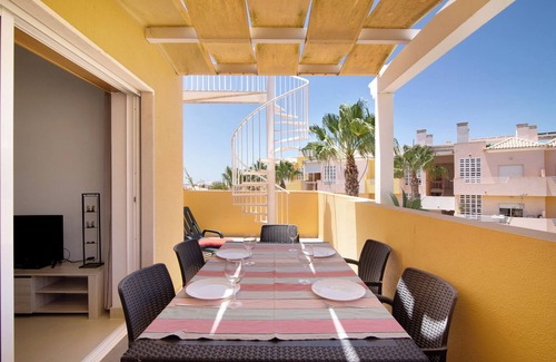 Canada Apartamento | Apartamento vacacional "Royal Cabanas Golf 89" con vistas al mar, piscina compartida y terraza
