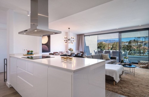 La Cala de Mijas Apartamento | Apartamento vacacional Navigolf 470 con vistas a la montaña, piscina, terraza y Wi-Fi