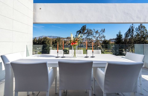 La Cala de Mijas Apartamento | Apartamento vacacional Navigolf 470 con vistas a la montaña, piscina, terraza y Wi-Fi