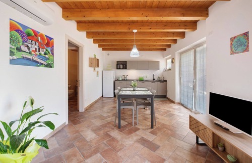 Caprino Veronese Apartamento | Apartamento vacacional "Casale La Coccinella Gelsomino" con jardín compartido y Wi-Fi