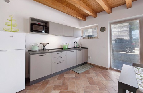 Caprino Veronese Apartamento | Apartamento vacacional "Casale La Coccinella Gelsomino" con jardín compartido y Wi-Fi