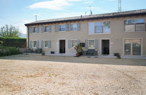 Caprino Veronese Apartamento | Apartamento vacacional "Casale La Coccinella Gelsomino" con jardín compartido y Wi-Fi
