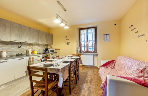 Lonato del Garda Apartamento | Apartamento vacacional "Cascina Raperonzolo" con terraza privada, aire acondicionado y Wi-Fi