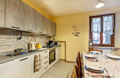 Lonato del Garda Apartamento | Apartamento vacacional "Cascina Raperonzolo" con terraza privada, aire acondicionado y Wi-Fi