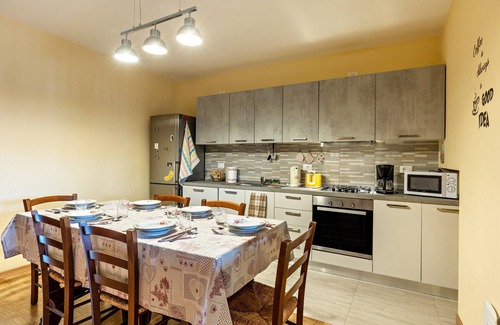 Lonato del Garda Apartamento | Apartamento vacacional "Cascina Raperonzolo" con terraza privada, aire acondicionado y Wi-Fi
