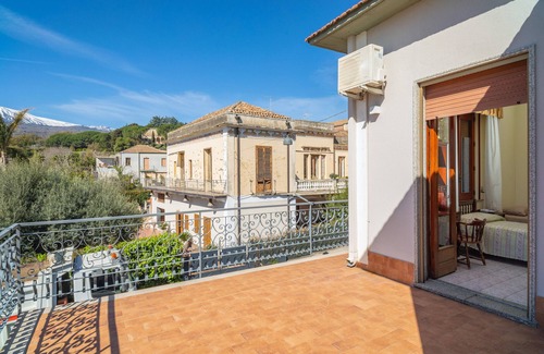 Piedimonte Etneo Apartamento | Apartamento vacacional "Il Comandante" con vistas al mar, balcón y Wi-Fi