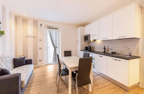 Torri del Benaco Apartamento | Apartamento vacacional 'New Casa Ilaria' cerca del centro con jardín y Wi-Fi