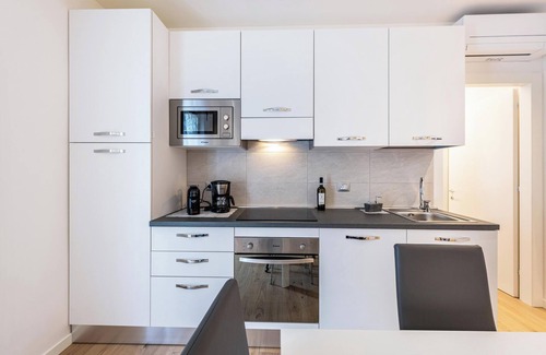 Torri del Benaco Apartamento | Apartamento vacacional 'New Casa Ilaria' cerca del centro con jardín y Wi-Fi
