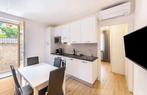 Torri del Benaco Apartamento | Apartamento vacacional 'New Casa Ilaria' cerca del centro con jardín y Wi-Fi
