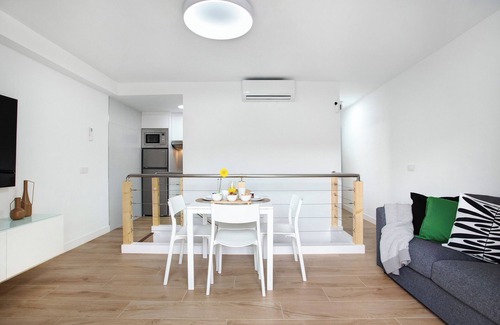 Caleta de Fuste Apartamento | Apartamento vacacional 'Liomor Luxury' con piscina compartida, Wi-Fi y aire acondicionado