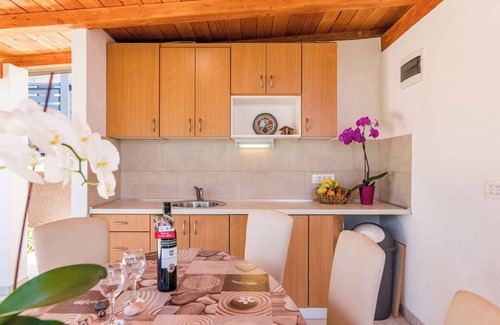 Novi Vinodolski Apartamento | Apartamento vacacional con vistas al mar y una gran terraza