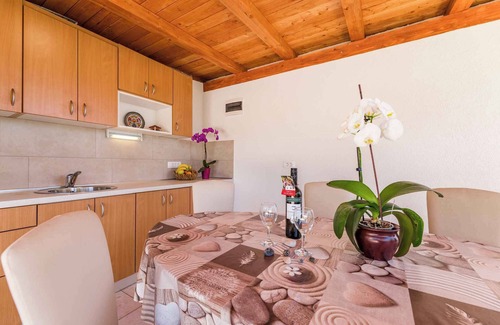 Novi Vinodolski Apartamento | Apartamento vacacional con vistas al mar y una gran terraza
