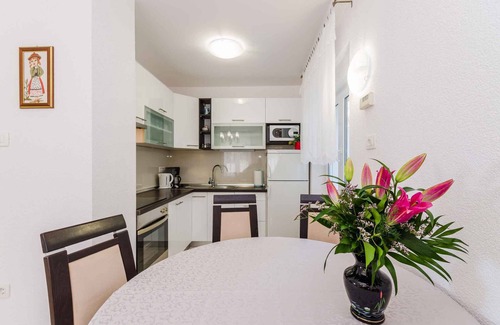 Novi Vinodolski Apartamento | Apartamento vacacional con vistas al mar y una gran terraza